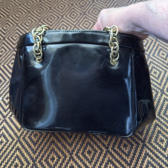 Vintage MEYERS Black Patent Leather Handbag with gold chain handles & clasp - Picture 4 of 11